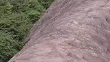 游客的手机不慎掉落，顺着山坡滚下山