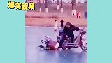 爆笑视频：大爷，你那两颗门牙留着刨西瓜吗？