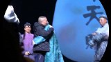 德云弟子泪洒现场，烧饼一哭感动全场，岳云鹏父亲去世演出没回去