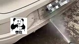 男子开车经过修路地段，车身布满灰尘