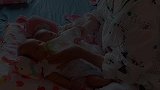 喂双胞胎喝奶真不容易，需要月嫂一手拿一个奶瓶，动作得同时进行