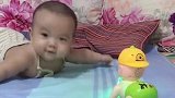 小宝宝第一次见到会动的玩具，接下来的表情好搞笑，太萌了！