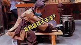 假人模具在店门口碾药，逼真程度让游客心疼，说老板是他的后妈！