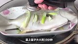 不管做什么鱼，别直接放盐和料酒，教你正确做法，鱼肉鲜香没腥味