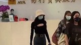 迪丽热巴镂空拼接上衣 热巴又酷又辣，身材真是太好了！