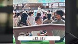 佟大为夫妇带儿子逛环球影城，关悦被夸又白又美，儿子长得很像爸爸
