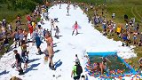 30度高温也能体验户外滑雪 战斗民族自制雪道感受夏日清凉