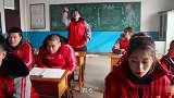 老师考学生乘法口诀，三乘以九等于多少，小伙的回答太逗了