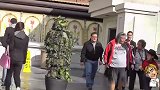 故意伪装成树人恶搞路人，这人真是太坏了