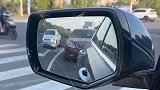视频车展示电动后视镜，后车司机见状模仿了起来