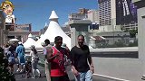 街头恶作剧，伪装成树人恐吓路人，美女非常的害怕