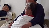 老母亲生病，儿子在病床上抱住她。你陪我长大，我伴你变老