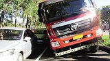 40吨大货车踩得直冒烟，只为救下奔驰车，监控拍下揪心20秒