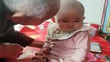 带宝贝回娘家，爷孙俩说悄悄话，一看就是幸福的味道！