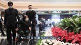 邓哲夫人哭着泪别袁隆平：坐轮椅看老伴最后一眼，久久不愿离去