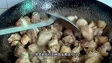 做糖醋排骨千万不要直接下锅炒，那样做出来的排骨很容易咬不动