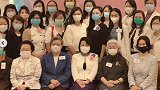 58岁何超琼出席晚宴，与众名媛合影靠边坐