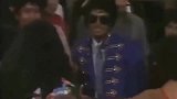 迈克尔杰克逊台下看偶像演唱会，不料被发现后上台即兴表演