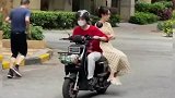 女子和闺蜜发生争执，骑车回家时故意远离闺蜜，这不得卸掉一个轮毂