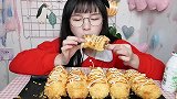 小姐姐吃自制芝士热狗棒，酥脆可口