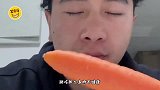 狗：铲屎的挺会享受啊，你给我等着，非得给你把家拆了
