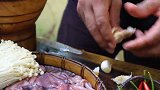 荒野美食：烧鱿鱼金针菇，这样的做法我也想吃。
