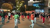 成都广场舞太劲爆了，男子戴墨镜跳《最美的情缘》，众人围观厉害