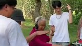 打碟的奶奶超酷炫，十分享受现在的生活