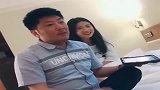 女儿得罪母老虎，就一直躲在老爸身后，这可真会找靠山啊！