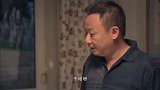 小伙和老舅打牌，输的脸上贴满纸条