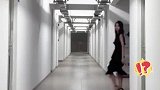 高校模特队女生，在宿舍走廊上演精彩时装秀