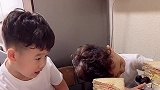 相差三岁的兄弟俩叫早饭，看弟弟是如何教训不好好吃饭的哥哥
