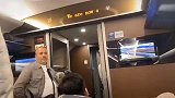 高铁上一外籍乘客疑拉下紧急制动未处理 乘客怒怼乘务员
