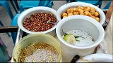 孟加拉街头，土豆沙拉零嘴，老板的手法纯熟