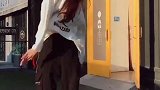 漂亮姑娘户外跳舞，舞姿活力四射，网友我感觉心动了！
