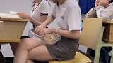 上课无意看到这一幕，这就是拧不开瓶盖的女孩全都是假的