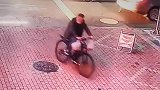 男子骑车路边捡到手机，随后设置关机骑车离去，报警就可以了