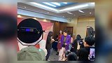歌手刘维春晚后台为记者发口罩 举动暖心十足获赞美