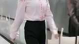 时尚街拍：小姐姐粉红衬衣配黑裤子，气质非凡，梦中女神