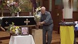 国外恶搞：教堂大叔打扫卫生,把骨灰倒了