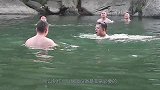 用可乐瓶做的漂浮衣能漂浮吗？老外大胆实验，下一秒意外发生了
