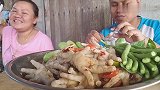 农村夫妇吃鱼露凉拌鸡爪，搭配生豆角，农村的吃法真重口味
