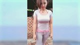 穿搭朴素不代表没有魅力，微胖辣妈休闲装也很有风韵美