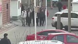 大街上见了长辈要行跪拜礼，这么一大群属实有点吓人！