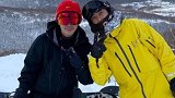 王思聪北海道滑雪开心晒照,脚踩单板大秀滑雪技术