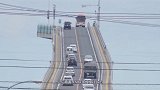 日本最“神奇”桥梁，正面看近乎垂直，司机表示如同登天