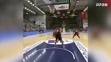 全场爆炸！小个子后卫骑脸隔扣大中锋 解说员已经疯掉了