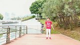 70后大叔每天在河边跳舞，听说他感情不顺，还没走出阴影