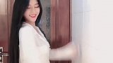 没钱去酒吧自己在家蹦哒