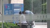 街道免费提供100多瓶矿泉水被保洁拿袋子兜走，物业：劝过但不听